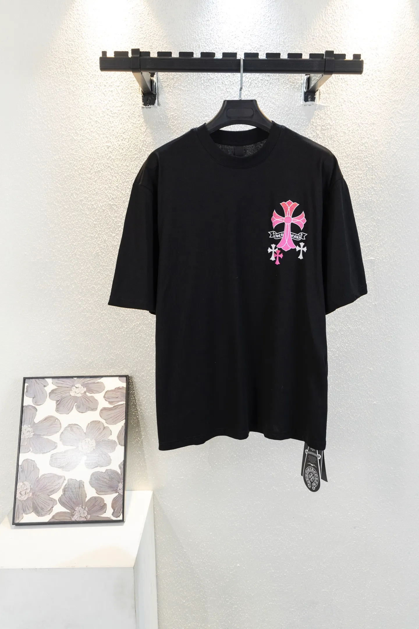 🅿️190 model number k735 Chrome hearte/Chrome heart ch 25ss Miami limited Sanskrit printed T-shirt short sleeves. A must-have item for daily commuting for men and women in light luxury. The correct version is welcome to compare. Detailed features: ·280 grams of 100% cotton double yarn jersey fabric. ·Custom-dyed in the same vat with special thickened 32 count double-strand 1x1 thread. ·Double-needle cross-stitch technology. ·Original main mark washed hangtag. COLOUR: Black White SIZE: xs s m L